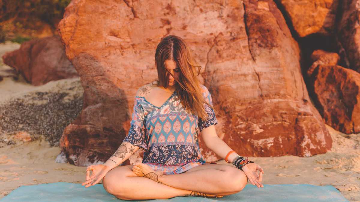 Personne assise en méditation pour illustrer chakra ouverture et pratique yoga intérieure