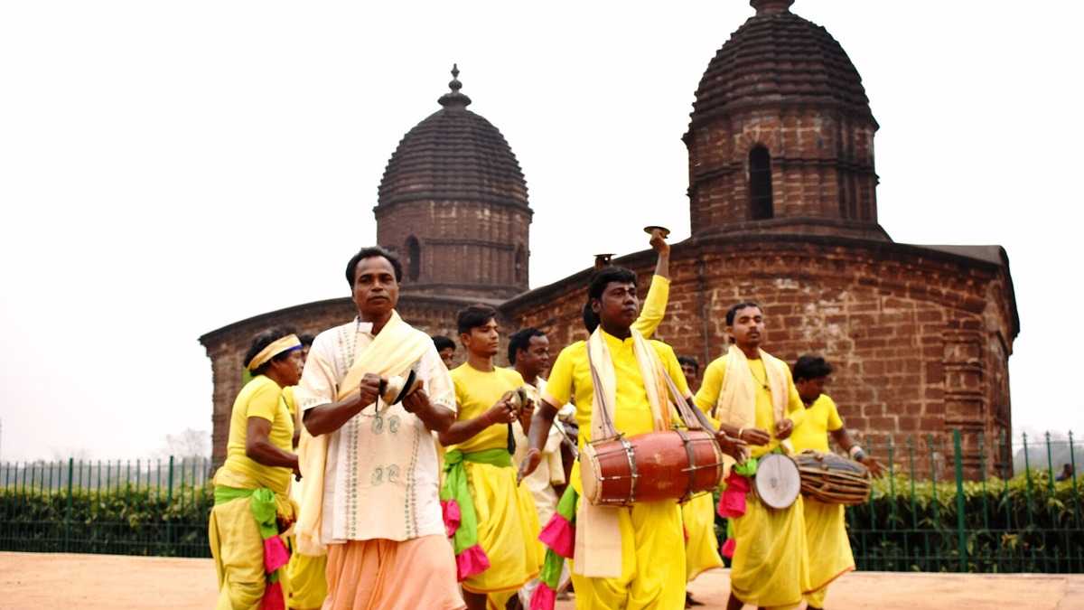 Kirtan en groupe pour illustrer la définition du kirtan, chant de mantras en yoga