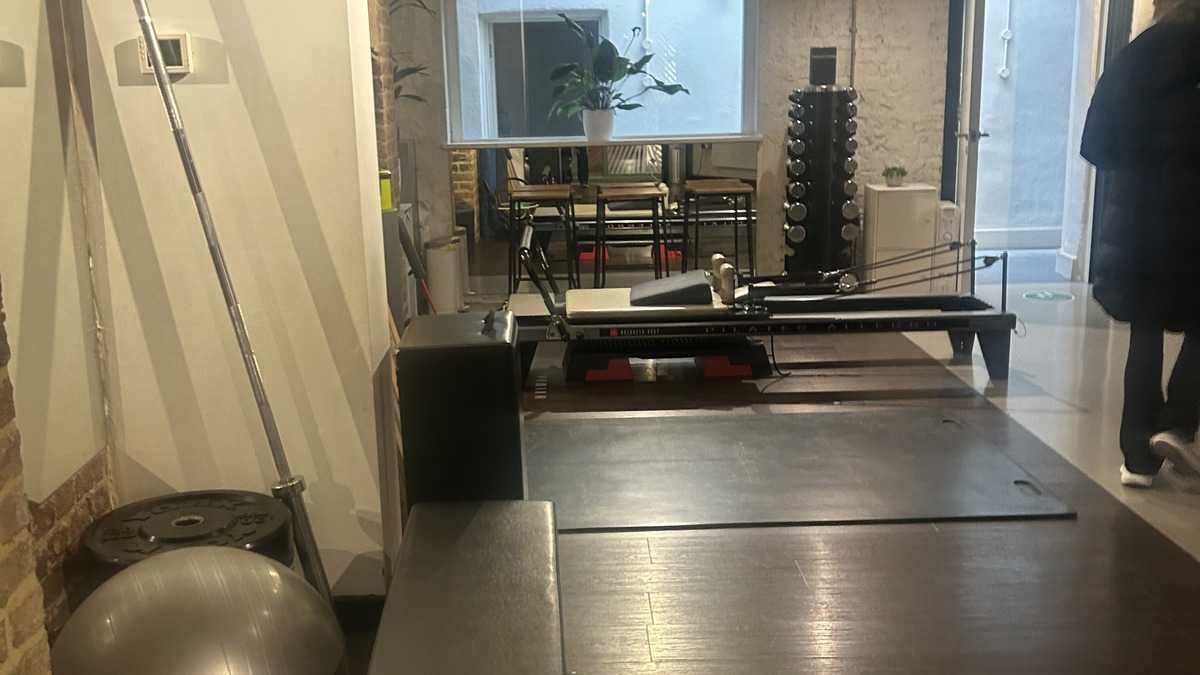 Studio de Pilates avec reformer pour illustrer la différence entre yoga et Pilates