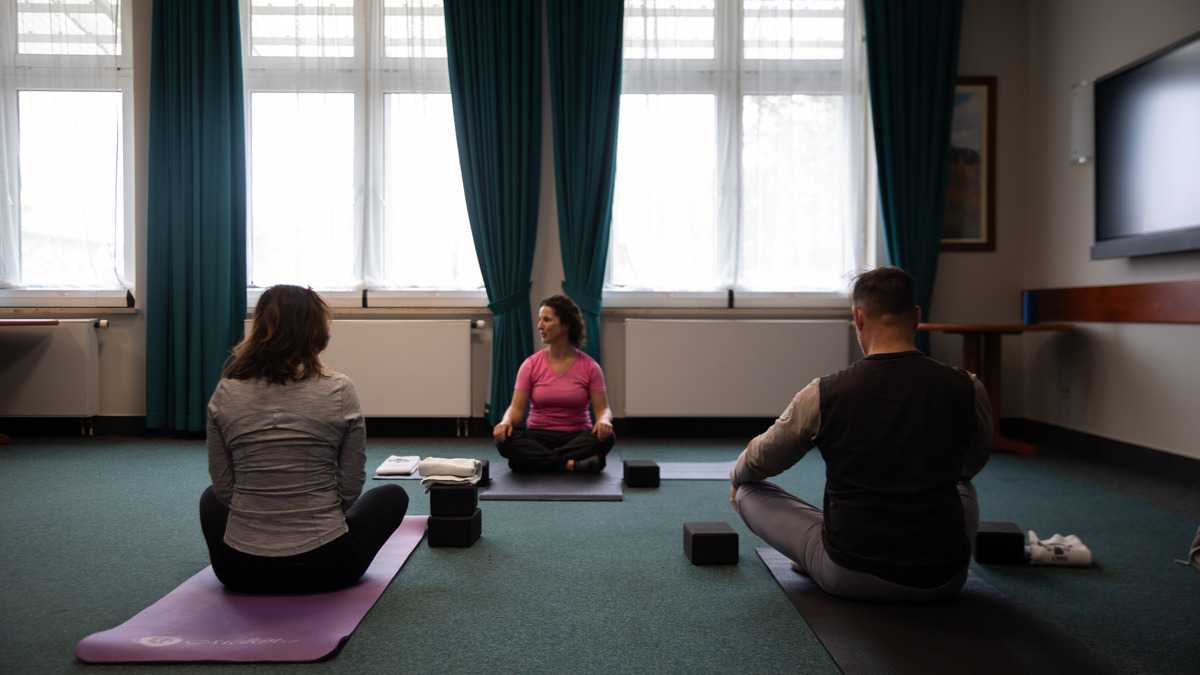 Cours de yoga sur tapis, guide prudent sur les effets secondaires du yoga