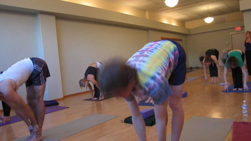 Adultes pratiquant le yoga sur tapis pour commencer à 40 ans en douceur