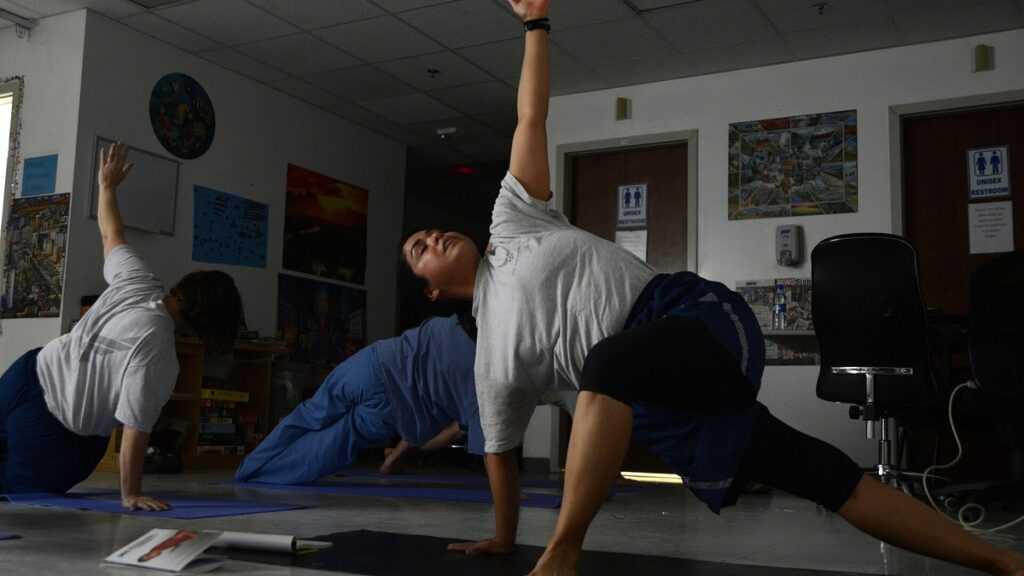 Cours de yoga doux pour commencer à 60 ans avec une pratique progressive et sécurisée