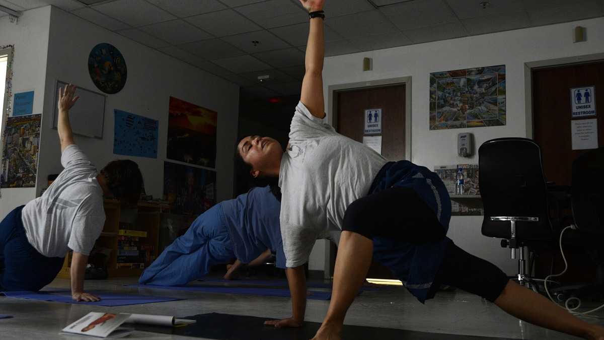 Cours de yoga doux pour commencer à 60 ans avec une pratique progressive et sécurisée