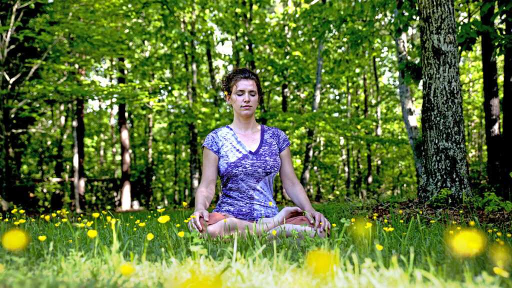 Méditation calme pour illustrer la glande pinéale, le sommeil et le troisième œil en yoga