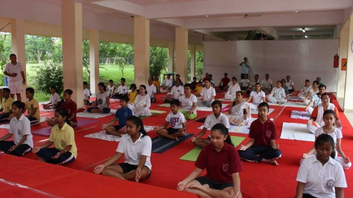 Groupe en méditation pour illustrer les kleshas en yoga