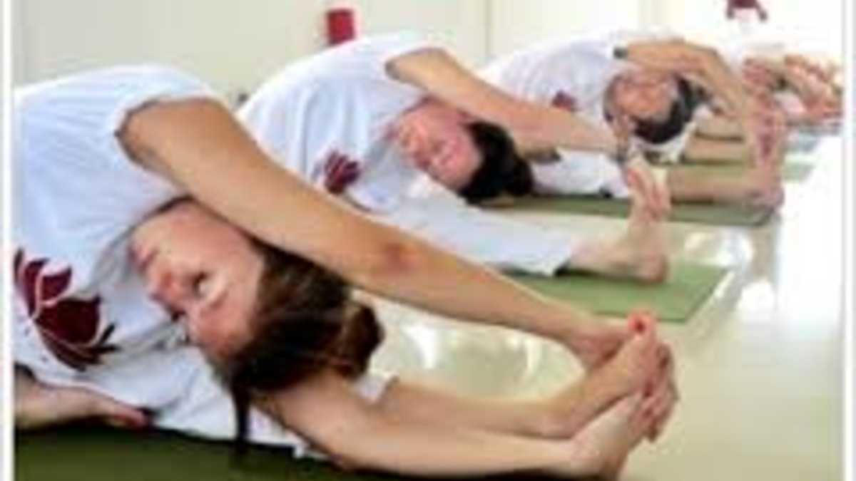 Personne en pratique de yoga méditatif pour illustrer nauli kriya yoga