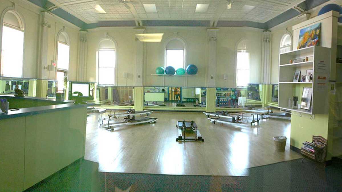 Studio de Pilates en intérieur pour illustrer une routine de Pilates au mur débutant
