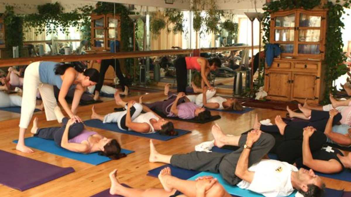 Cours de yoga illustrant une posture de yoga en cinq lettres asana