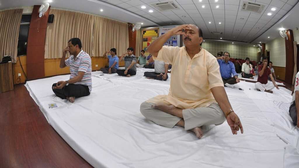 Pratique de pranayama Nadi Shodhana, respiration alternée en yoga