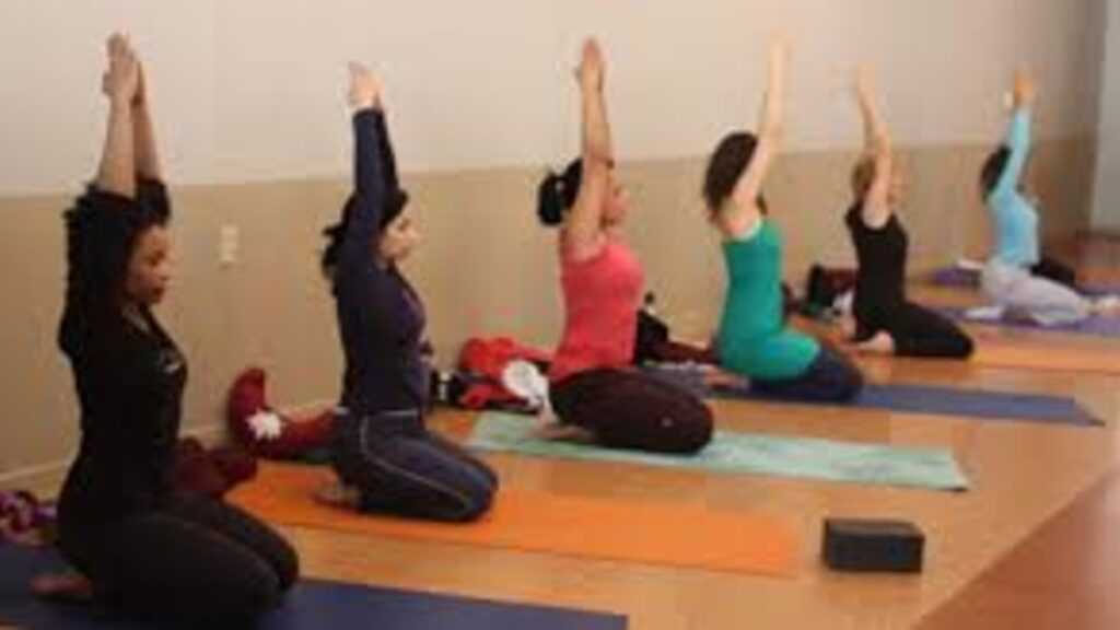 Groupe en méditation pour illustrer Pratyahara yoga et le retrait des sens
