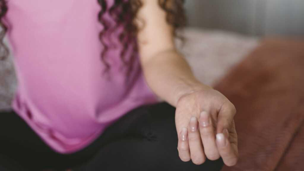 Personne en méditation intérieure après un soin énergétique