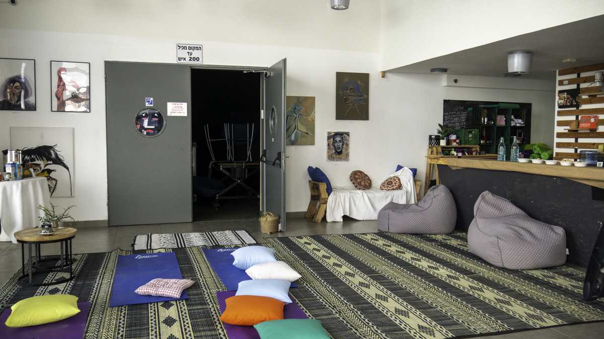 Espace de yoga calme avec tapis et lumière douce pour favoriser la détente du système nerveux parasympathique
