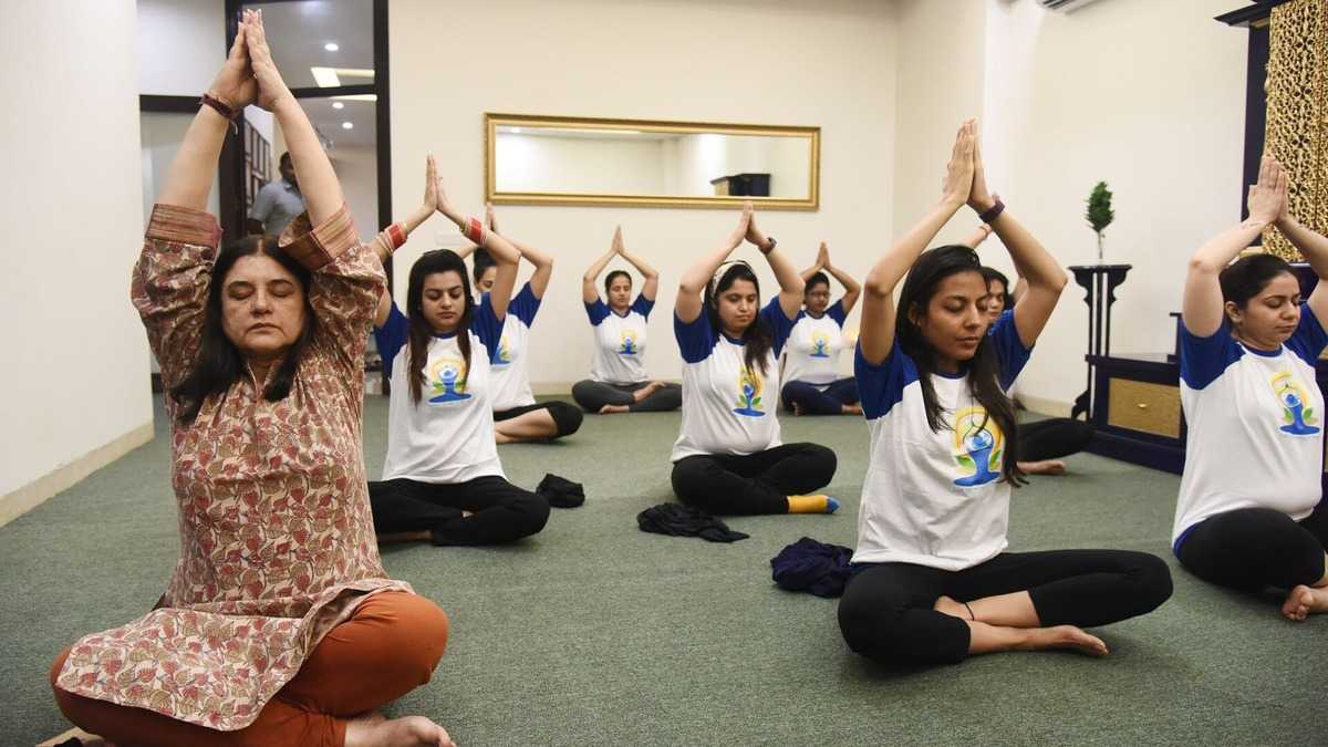 Femmes enceintes pratiquant le yoga prénatal en séance douce
