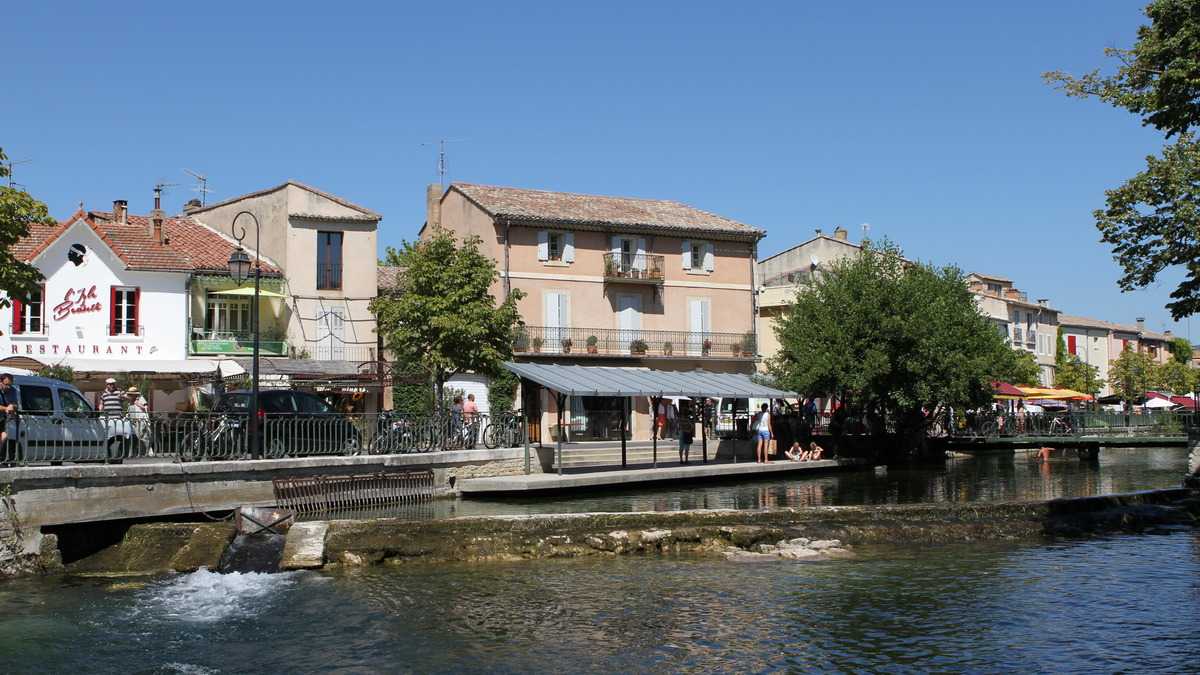 Vue locale de L’Isle-sur-la-Sorgue pour choisir un cours de yoga en Provence