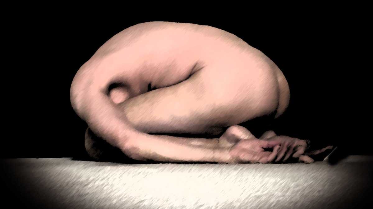 Personne en posture de yoga douce au sol pour relâcher prudemment les lombaires