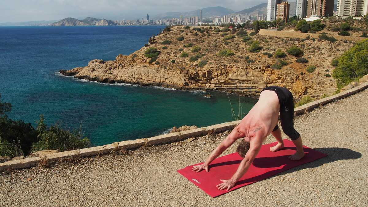 Pratique d'asana pour illustrer les noms Sanskrit des postures de yoga