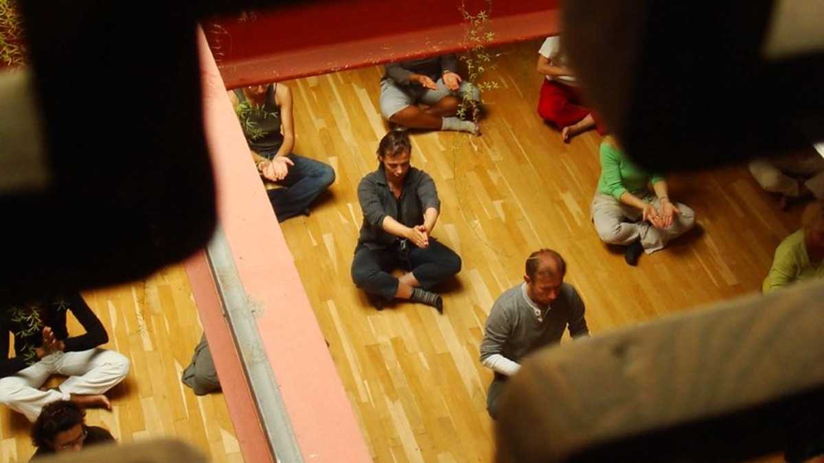 Séance de yoga respiratoire à Paris, pratique douce du souffle en contexte urbain