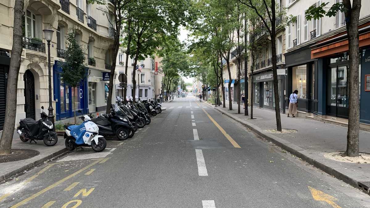 Rue des Batignolles à Paris 17e pour illustrer un cours Yoga Village Batignolles