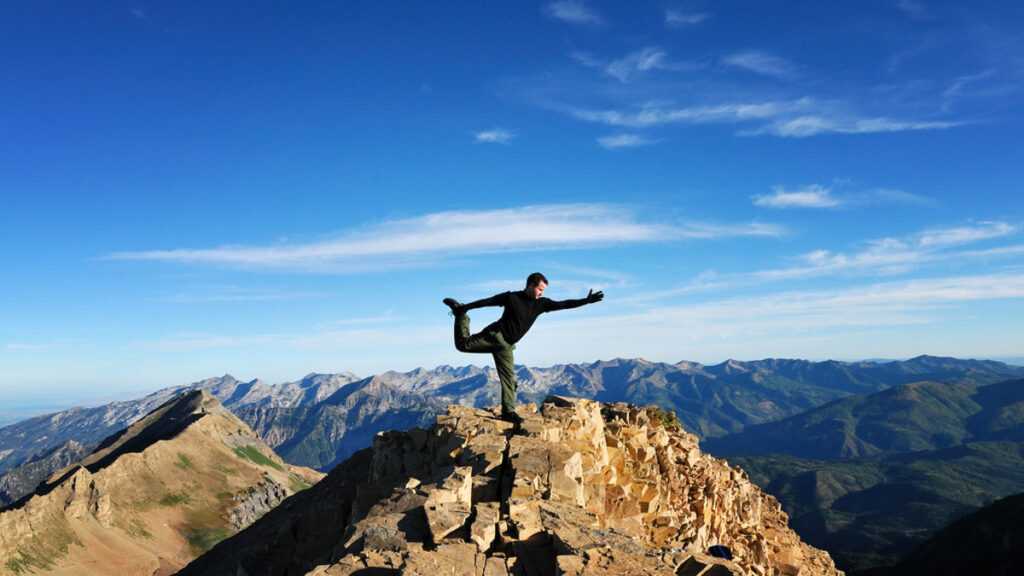 Pratique de yoga en extérieur pour illustrer l’ancrage au sol et la stabilité des appuis
