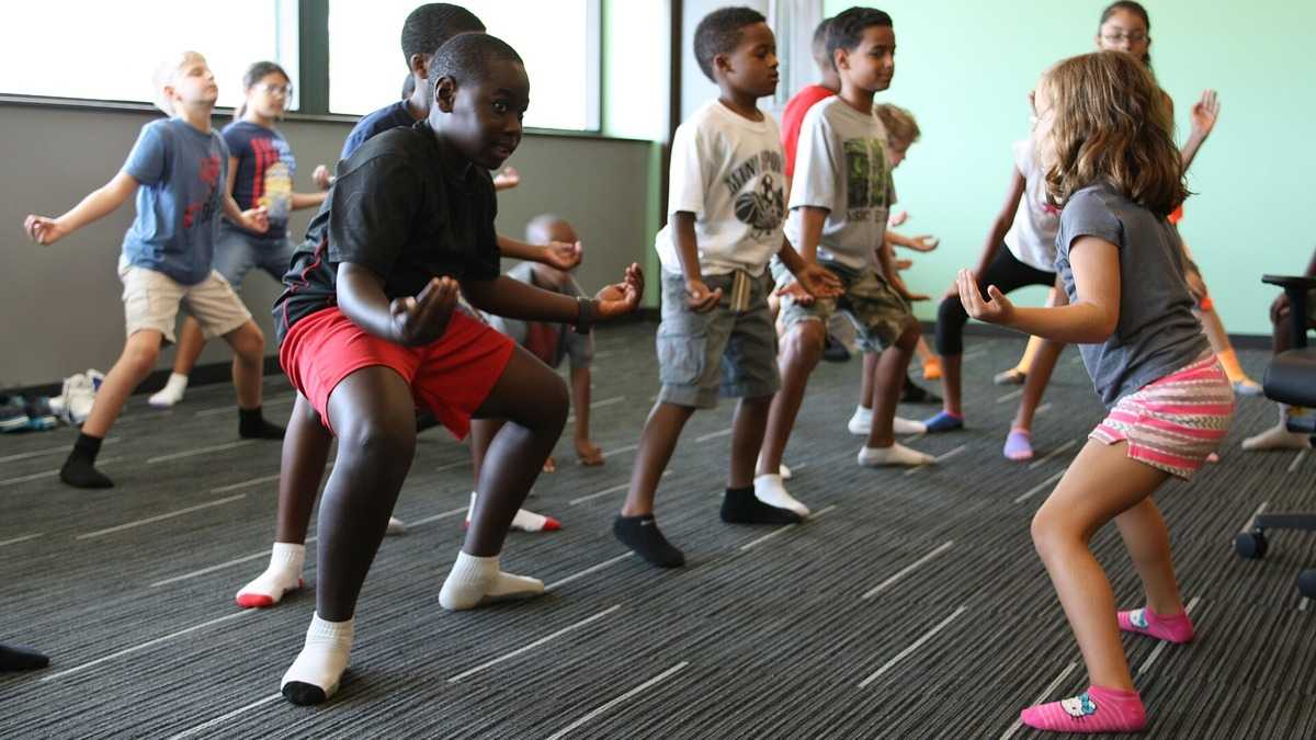 Enfants en séance de yoga douce, illustration d’une pratique adaptée vers 10 ans