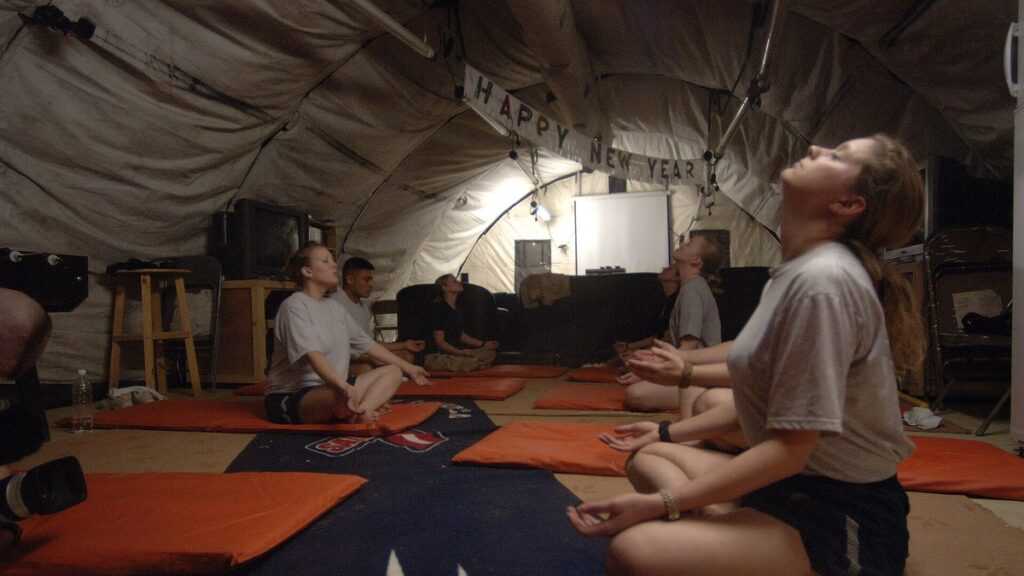 Cours de yoga doux pour illustrer une reprise progressive autour de 70 ans