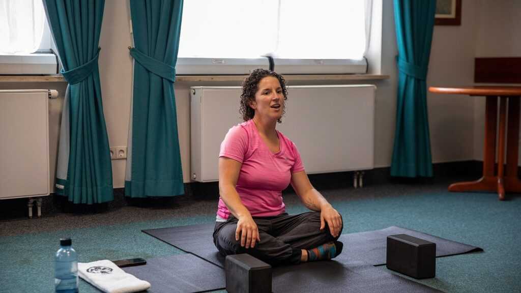Matériel de yoga pour débutant : tapis et accessoires dans une pratique en salle