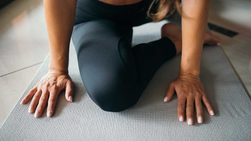 Posture au sol pour étirer doucement les hanches et le psoas en yoga