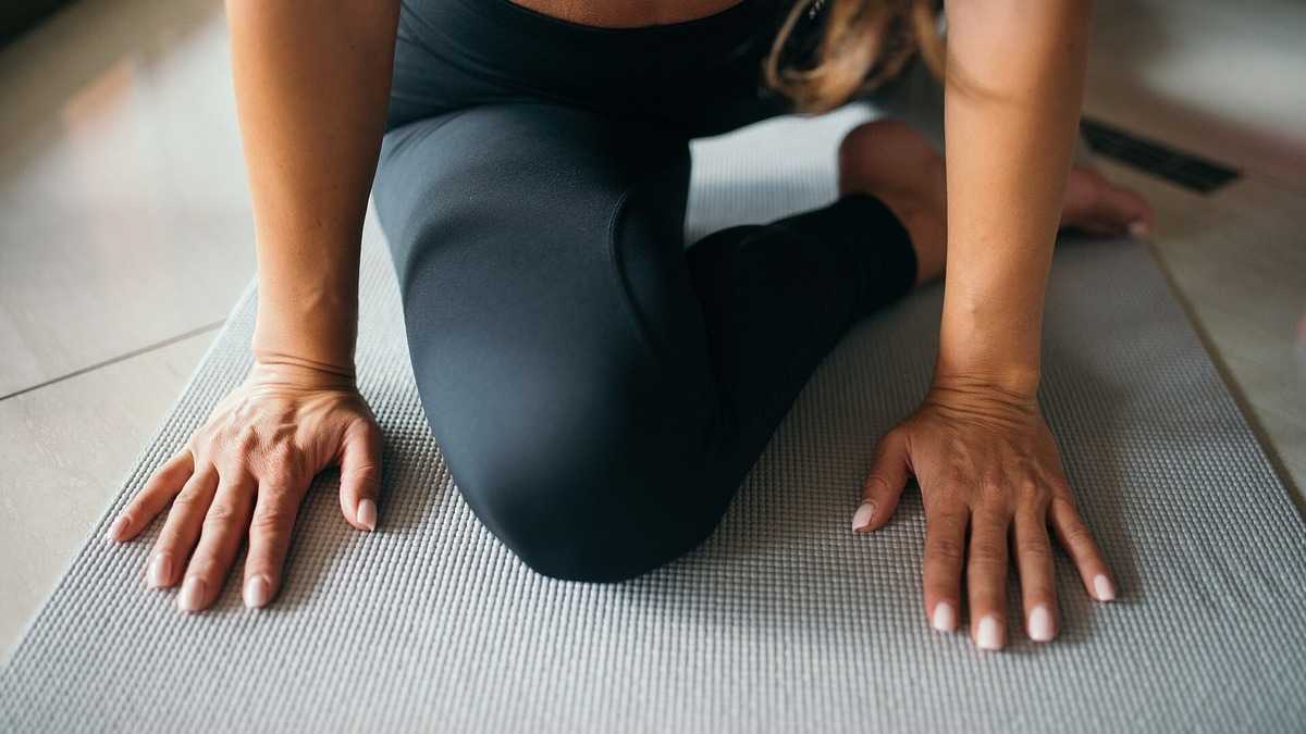 Posture au sol pour étirer doucement les hanches et le psoas en yoga
