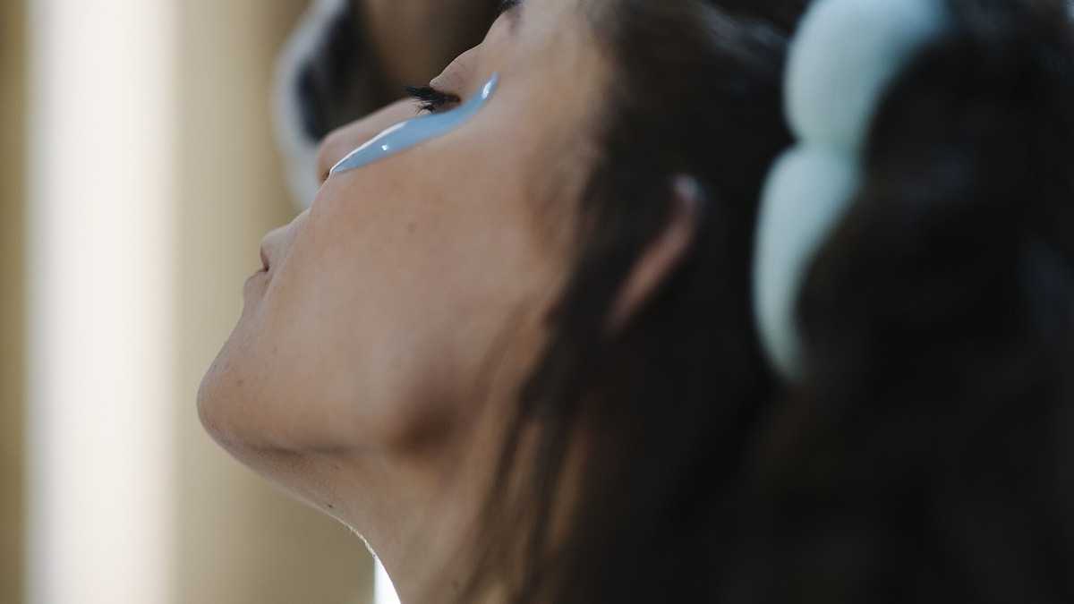 Geste doux de soin du visage illustrant les précautions du yoga du visage