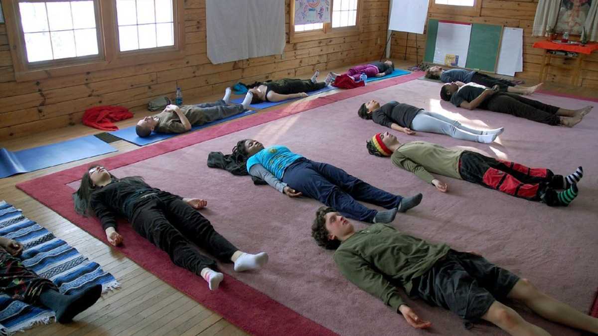 Personnes allongées en relaxation de yoga nidra pour dormir