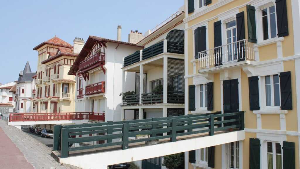 Façades et promenade à Saint-Jean-de-Luz, contexte local pour choisir un cours de yoga