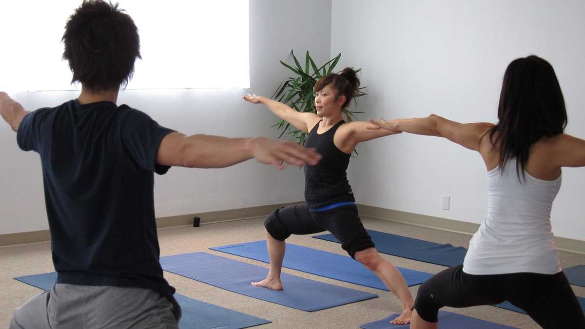 Cours de yoga en intérieur pour illustrer le choix d’une séance Yoga Unbound